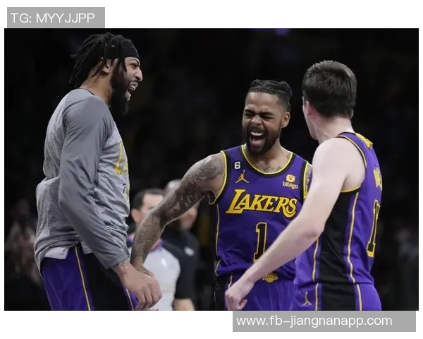 浓眉指出球队缺乏纯控卫导致进攻迟缓对手全场盯防影响发挥